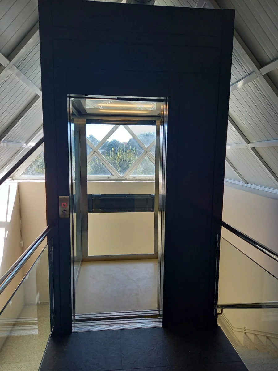 Elevador instalado xunto a unha escaleira interior