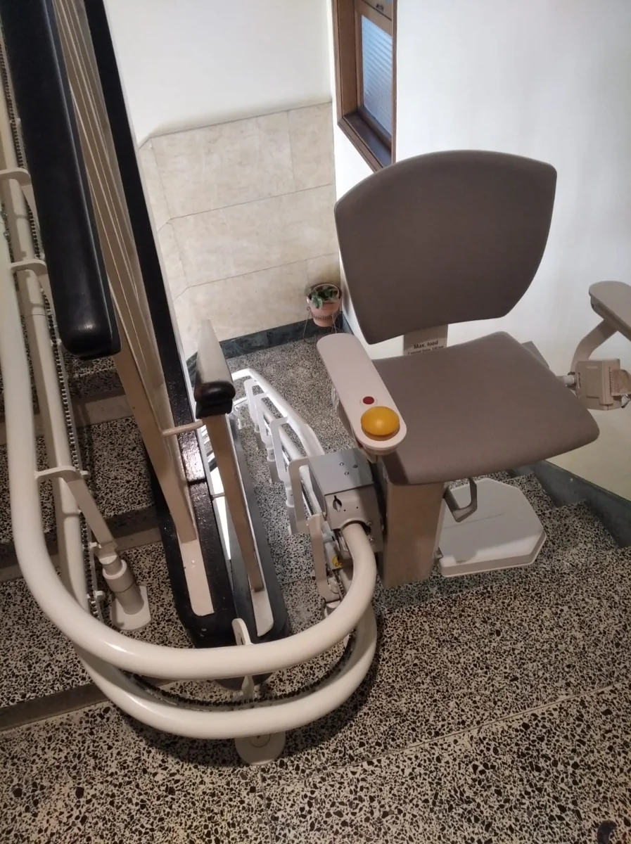 Cadeira salvaescaleiras instalada nunha escaleira con xiro
