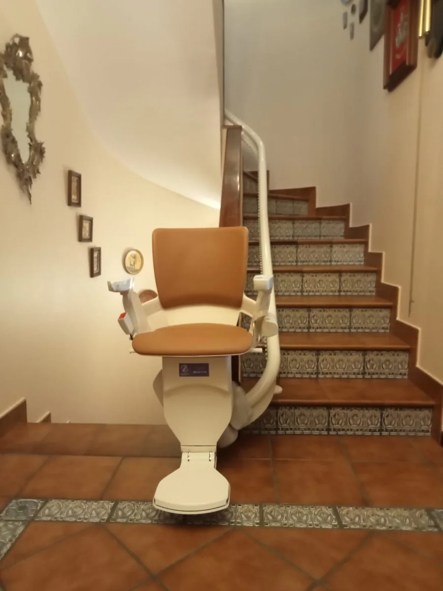 Cadeira salvaescaleiras instalada nunha vivenda