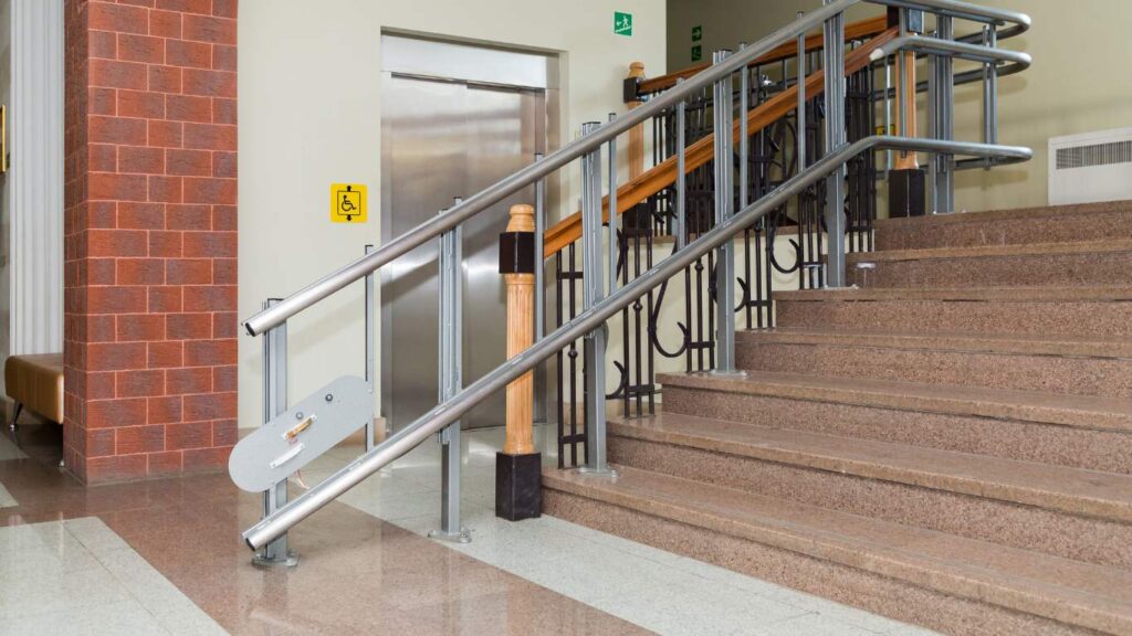 Salvaescaleras en edificio antiguo